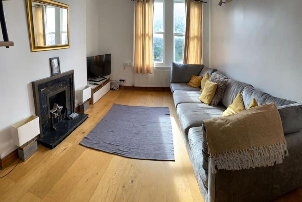3 Double Bedroomed Flat, Acton. London, Uk Bagian luar foto