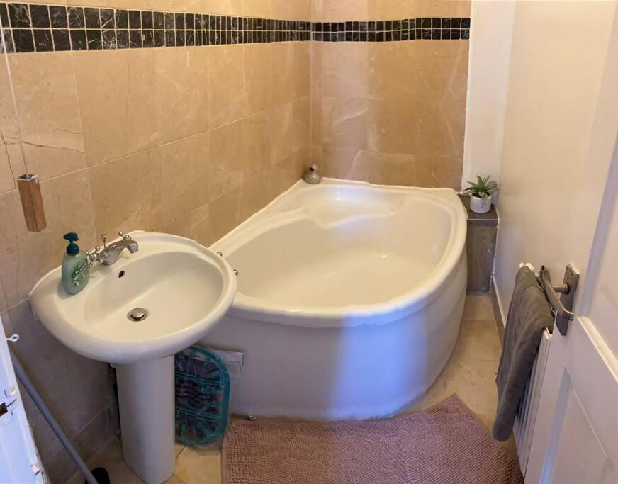 3 Double Bedroomed Flat, Acton. London, Uk Bagian luar foto