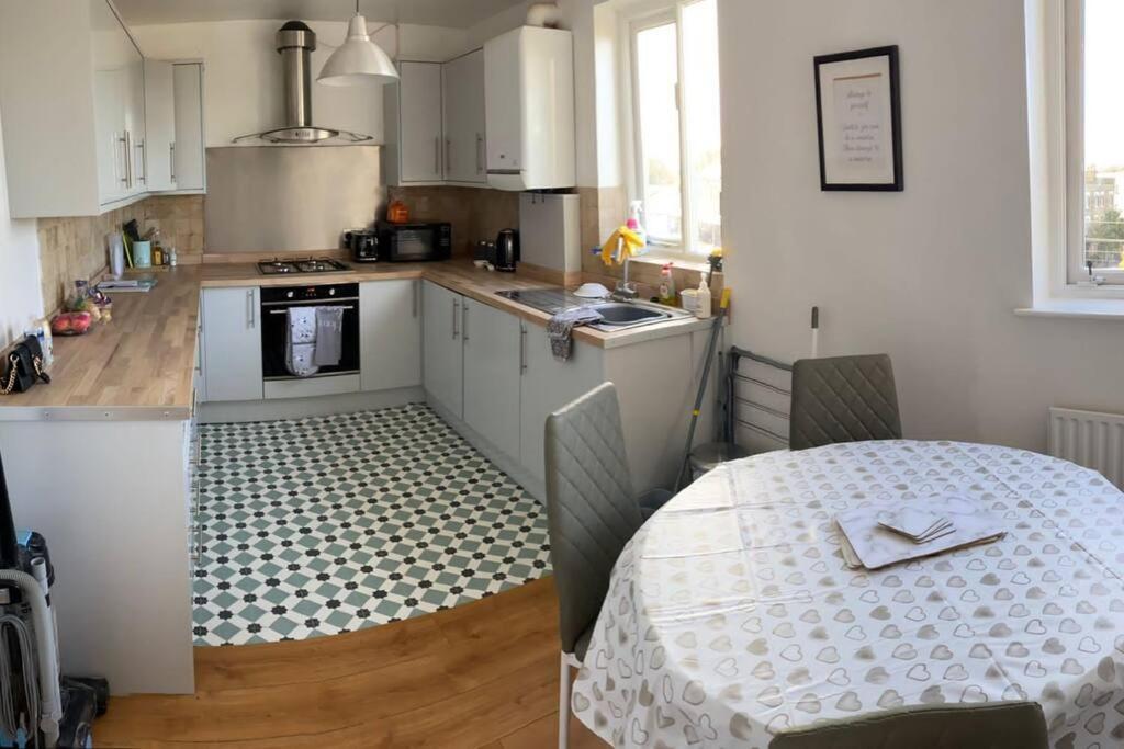 3 Double Bedroomed Flat, Acton. London, Uk Bagian luar foto